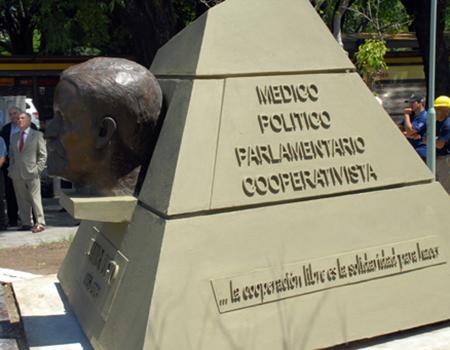 Se inauguró un monumento en homenaje al Dr. Juan B. Justo